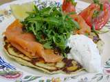 Blinis aux fines herbes, truite fumée, crème fouettée à la ciboulette