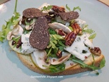 Bruschetta, poire Comice, roquette, Bleu de chèvre, noix de Pécan grillées et truffe