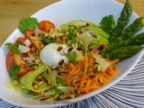 Buddha bowl quinoa, asperges vertes, avocat, minies courgettes douces, oeuf mollet