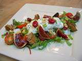 Burrata au poivre de Penja sur salade mesclun, pourpier, tomates cerises, framboises et figue fraîche