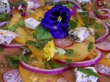 Carpaccio de tomates ananas et tomates noires de Crimée, feta grillée à l'origan