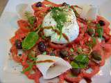 Carpaccio de tomates et mozzarella du buffala, thym et origan, pétales de Grana Padano et huile d'olive de Crête