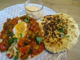 Chakchouka ou poêllée de poivrons et d'oeufs aux épices - petits pains chauds et sauce blanche à l'Harissa