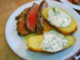 Côte de boeuf au beurre de romarin et croûte de tapenade, pommes de terre au four, crème de ciboulette