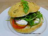 Focaccia comme un sandwich, tomates, mozzarella, basilic et roquette