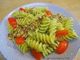 Fusilli giganti au pesto de jeunes pousses d'épinards, pistaches et Pecorino au poivre