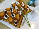 Gaufre de pomme de terre, saumon fumé et crème fouettée, ciboulette et baies roses