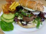 Hamburger à la grecque à la crème de Feta, concombre, tomate et coriandre