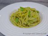 Linguini sauce avocat, basilic, citron et condiment ail noir