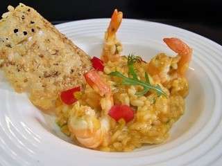 Risotto aux crevettes, citronnelle, piment d'Espelette et chips de parmesan aux herbes de provence