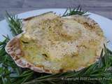 Saints Jacques sur fondue de poireaux au bleu de brebis, écume de corail au piment d'Espelette