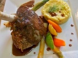 Souris d'agneau au foin, sauce aux 5 épices polenta aux cèpes et petits légumes printaniers glacés