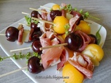 Tapas brochettes de melon, magret de canard fumé, jambon cru, cerises, Tomme de brebis