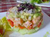 Tartare de saumon à l'avocat, au melon, tomates cerises et aneth