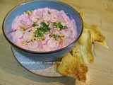 Tartinade rose aux radis, échalote, fromage frais, ciboulette et croustillants à l'origan