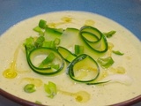 Velouté crémeux de courgettes douces à l'avocat et à l'ail noir, huile de noix