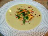 Velouté d'endives aux dés de saumon, gingembre et baies roses