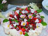 Pavlova aux Fraises et Framboises, chantilly vanillée aux zestes de combava