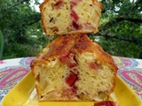 Cake à la rhubarbe et confiture de fraises