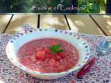 Soupe glaçée à la pastèque, menthe, confiture de fraises