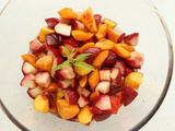 Salade de peches de vigne et abricots à la verveine