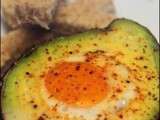 Oeuf cocotte dans un avocat