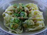 Tagliatelles au saumon, pesto d'épinards et pignons de pin