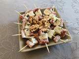 Brochettes saucisson et roquefort, noix