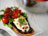 Petite tartine aux légumes du soleil accompagnée de tomates cerise confites pour le dîner de ce soir, ça vous tente