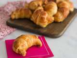 Croissants salés au fromage de chèvre frais, origan et miel