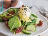 Patate douce rôtie, salade et oeuf mollet pour une petit déjeuner salé et sain