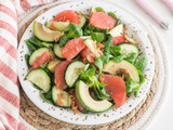 Salade de pomelos rose, avocat et concombre