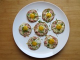 Mini-galettes complètes pour l'apéritif (crêpe de sarrasin, jambon, fromage, oeufs de caille)