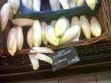 Pour les salades et entrées, coupez l'endive dans la longueur