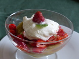 Coupe de rhubarbe et fraises