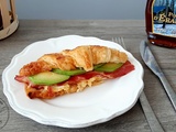 Croissant aux oeufs brouillés, bacon, cheddar et avocat pour un brunch gourmand