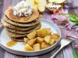 Pancakes à la banane et flocons de sarrasin, accompagnés de pommes caramelisées