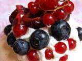 Petites Pavlovas aux myrtilles, groseilles et cerises Burlat