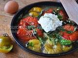 Oeuf poché sur poelée de tomates au basilic et ciboulette