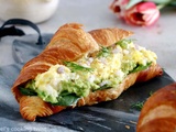 Croissants aux oeufs brouillés, chèvre et avocat