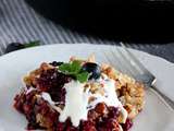 Crumble aux fruits rouges et sauce chocolat blanc