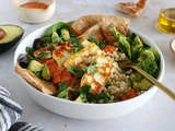 Salade bowl de couscous perlé, halloumi et sauce romesco