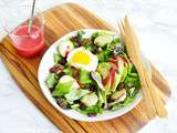 Salade d’avocat avec des oeufs mollets et une vinaigrette de framboises