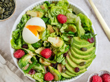 Salade d’avocat, framboises et oeufs mollets