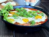 Shakshuka (Oeufs pochés, tomates et feta)