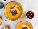 Soupe de courge butternut rôtie épicée au curry et oignons caramélisés