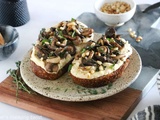 Tartine de houmous et champignons à l’ail