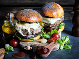 Burger au bleu de Bresse, sauce barbecue et aubergine grillée