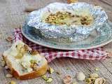 Camembert au miel, pistaches et pignons au barbecue