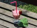 Smoothie menthe et fraises du jardin